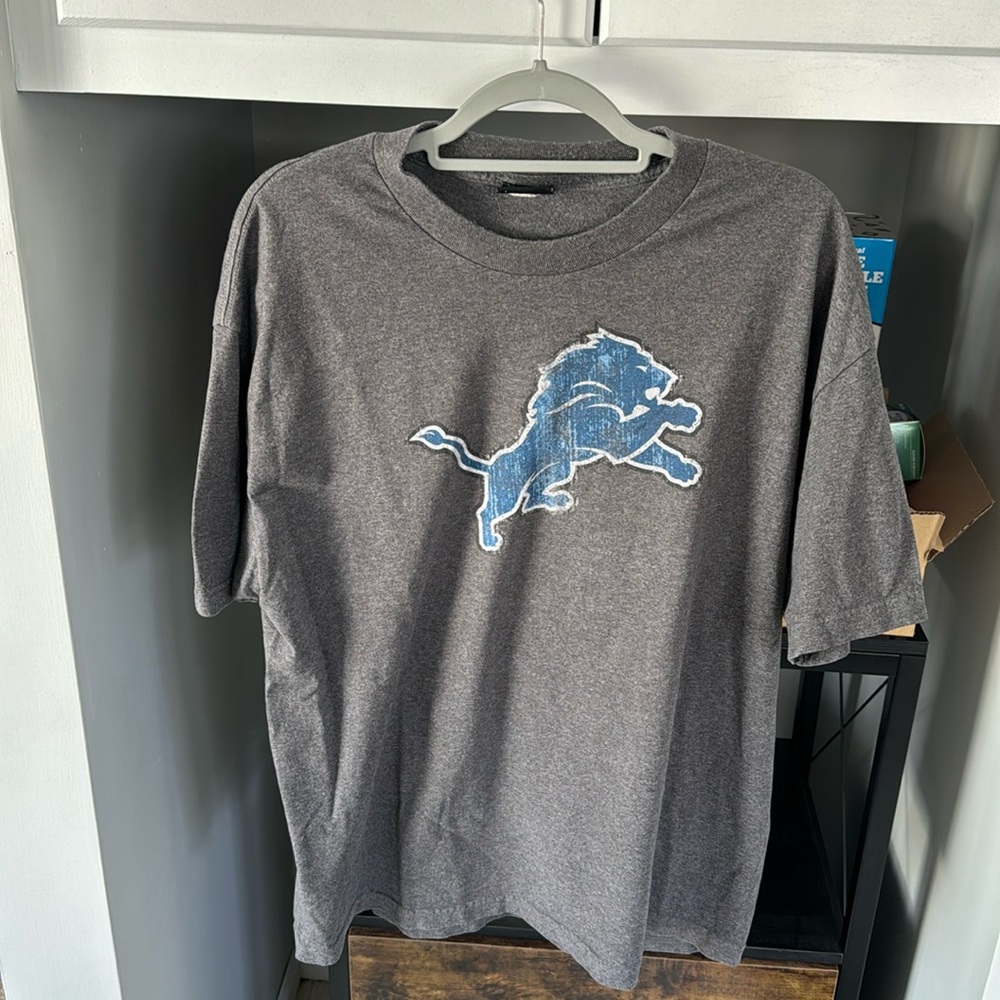 DETROIT LIONS DISTRESSED T SHIRT